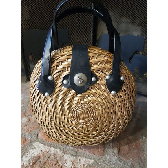 Handbags - Vintage 1950's Tan Wicker Basket Purse‎ Handbag Weaved Clam Shape Black Handles